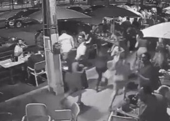 (VIDEO) Los clientes de un restaurante en Brasil huyen tras confundir a un grupo de crossfit con ladrones