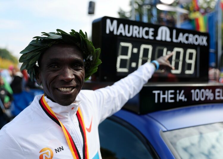 Kipchoge batió el récord mundial y se consagró en la maratón de Berlín