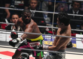 (VIDEO) Espectacular nocaut de Floyd Mayweather ante la atenta mirada de Manny Pacquiao en su regreso al boxeo