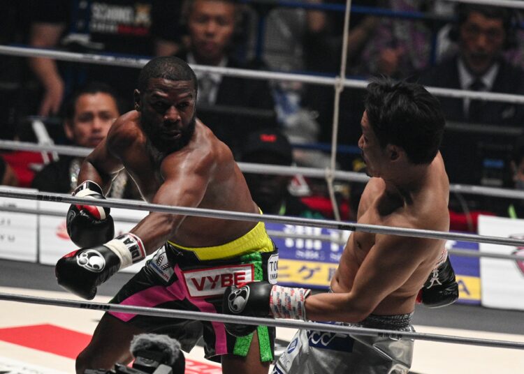 (VIDEO) Espectacular nocaut de Floyd Mayweather ante la atenta mirada de Manny Pacquiao en su regreso al boxeo