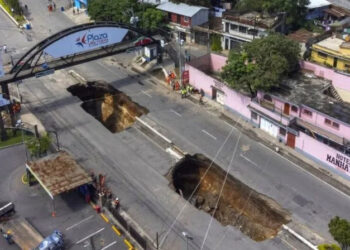 (VIDEOS) Un enorme agujero en una avenida en Guatemala deja desaparecidos y heridos