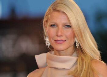Gwyneth Paltrow posó desnuda como una “diosa dorada” para celebrar sus 50 años