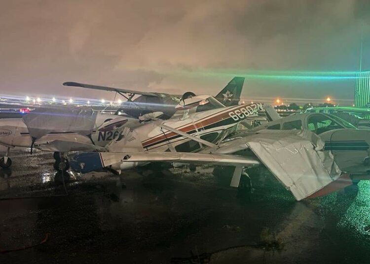 Previo a la llegada del huracán Ian, un tornado azotó el aeropuerto de North Perry en Florida y destruyó más de 10 aviones