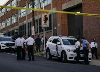 Un adolescente murió y cuatro resultaron heridos durante un tiroteo en un instituto de Filadelfia, EEUU