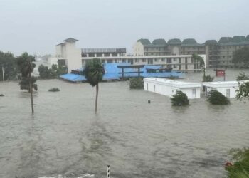 (VIDEOS) Ian se convierte en tormenta tropical, pero deja destrucción a su paso por Florida