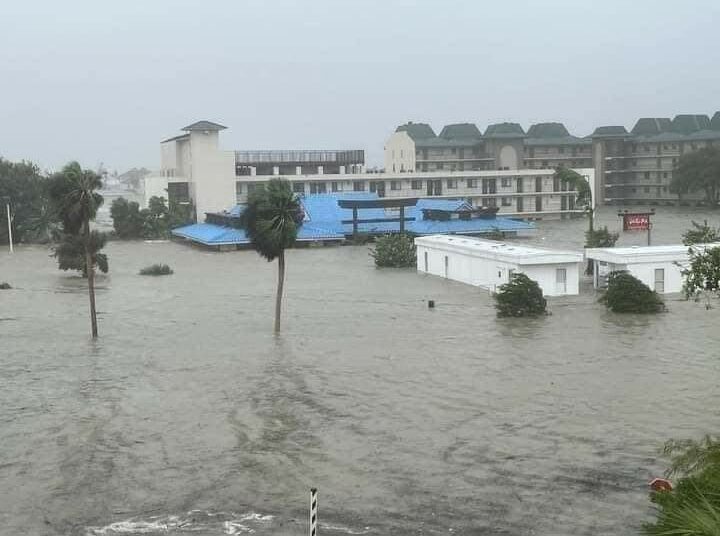 (VIDEOS) Ian se convierte en tormenta tropical, pero deja destrucción a su paso por Florida