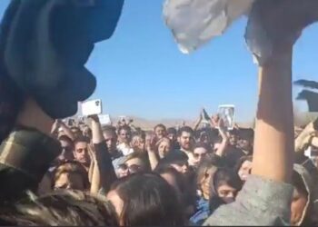 Mujeres iraníes se quitaron el velo gritando consignas contra el ayatollah tras la muerte de la joven Mahsa Amini