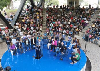 2,000 madres solteras de San Salvador firmaron sus contratos laborales con empresas privadas