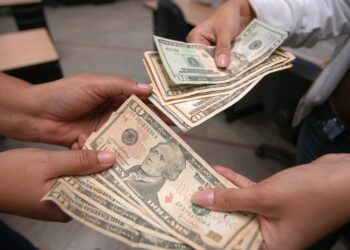 Empresario de transporte acusado de evasión de impuestos se compromete a pagar más de $145.000