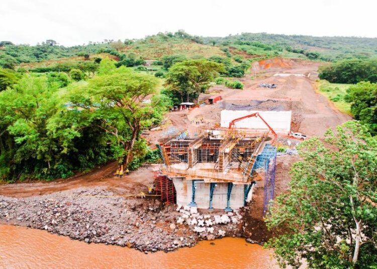 Obras Públicas avanza en la construcción de los puentes sobre los ríos Grande y Taisihuat, en San Miguel