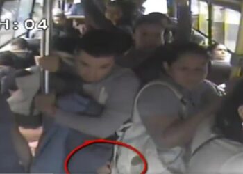 Delincuente es captado en video mientras roba las pertenencias de una pasajera de la ruta 2 de Santa Ana