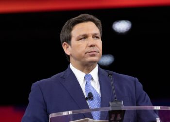 Estados Unidos: migrantes presentan demanda contra Ron DeSantis, gobernador de Florida
