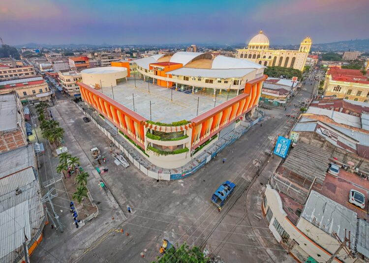 Alcaldía de San Salvador inició proceso de desmontaje y limpieza en 38 cuadras del Centro Histórico