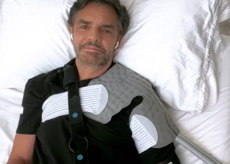 (VIDEO) Eugenio Derbez reapareció para contar que sufrió 15 fracturas
