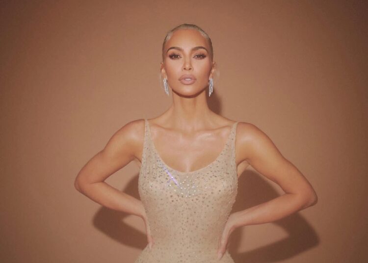 (VIDEO) Kim Kardashian vive drama con ajustado vestido
