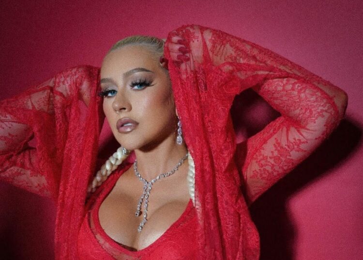 Christina Aguilera revela que quisieron obligarla a cambiar su apellido latino