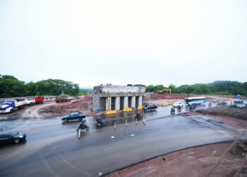 Colocan primeras vigas del paso elevado en el Periférico Gerardo Barrios en San Miguel