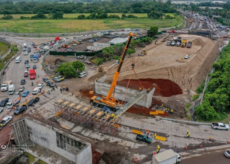 Obras Públicas inicia con la colocación de vigas del paso a desnivel en San Juan Opico, La Libertad