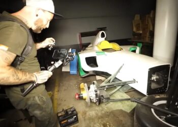 Youtubers entran a un edificio abandonado y descubren un millonario tesoro