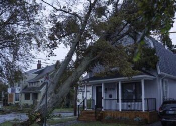Fiona tocó tierra y azota la costa atlántica de Canadá con fuertes vientos y lluvia