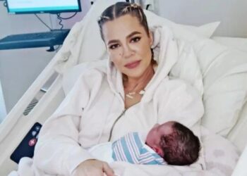 Khloé Kardashian presentó oficialmente a su bebé de vientre de alquiler