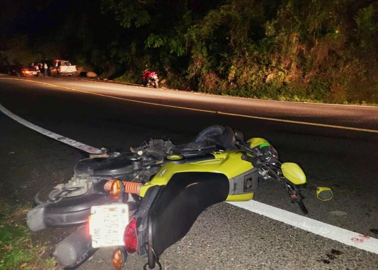 Fuerte choque entre dos motocicletas es reportado durante la noche