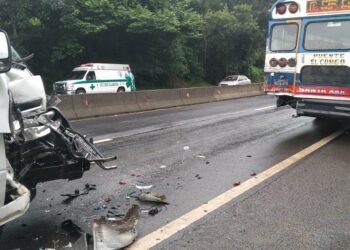 Se reporta choque entre camión y bus sobre carretera panamericana