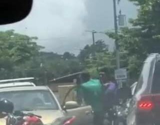 Fallo conciliatorio en caso de repartidor de comida que atacó a un adulto mayor