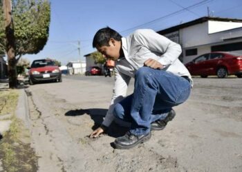 Un estudiante de México inventó un pavimento “antibaches” que se regenera automáticamente con agua