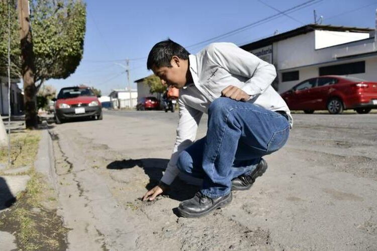 Un estudiante de México inventó un pavimento “antibaches” que se regenera automáticamente con agua