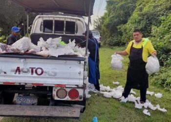 Policía sorprende a sujeto botando basura en la calle y lo obligan a que la recoja y deposite en un contenedor, en Puerto El Triunfo