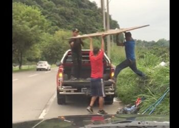 VIDEO | Hombres botan basura y ripio a orillas de la autopista a Comalapa