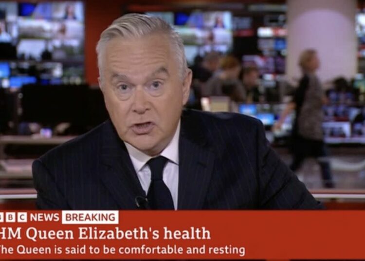 La BBC ordenó a sus conductores vestirse de negro y modificó la programación por el estado de salud de la reina Isabel II