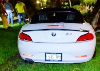 Un muerto en la carretera, varios choques en distintos puntos del país, y un auto de lujo estrellado en el Redondel Masferrer dejó el día feriado