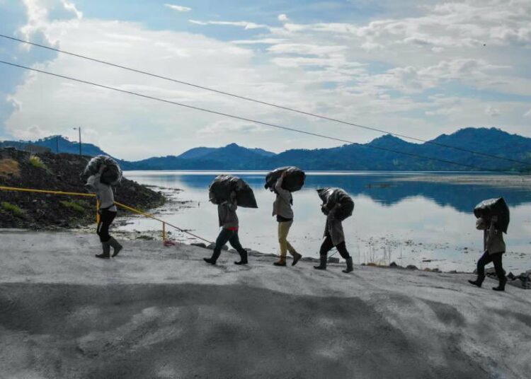 CEL retira 850 bolsas de basura del Cerrón Grande