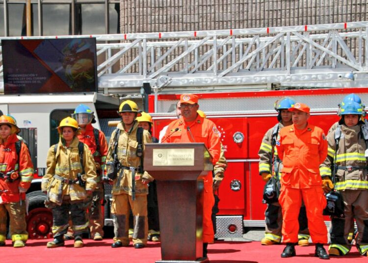 Director de bomberos detalla plan de modernización para la institución