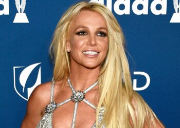 (VIDEO) Britney Spears despide el verano en topless y a bordo de un lujoso yate