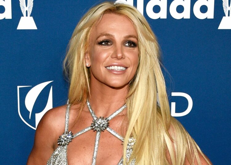 (VIDEO) Britney Spears despide el verano en topless y a bordo de un lujoso yate