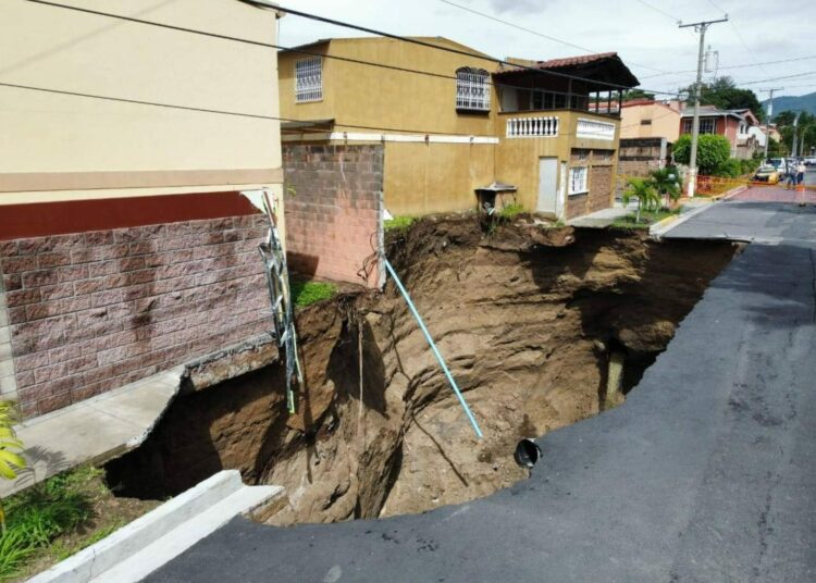 VIDEO | Se forma una nueva cárcava en residencial Brisas de San Francisco
