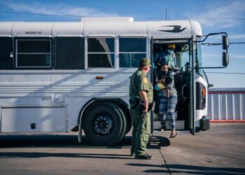 Llegan a Chicago en autobús 75 migrantes enviados por Texas