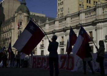 (VIDEOS) Chile: miles de estudiantes rodean la sede del Gobierno mientras Boric prepara el cambio ministerial