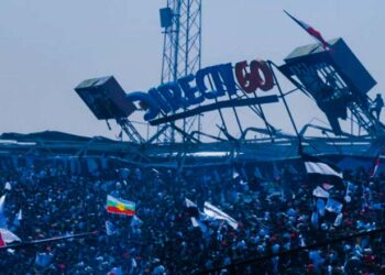 (VIDEO) Colapsó el techo de una tribuna del estadio de Colo-Colo mientras estaba repleta de aficionados