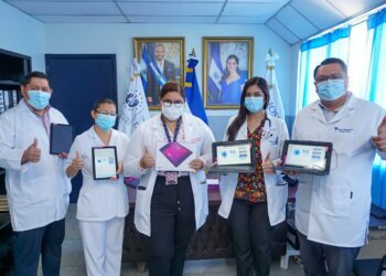 MINSAL entrega tablets y computadoras a personal del Hospital Nacional San Juan de Dios