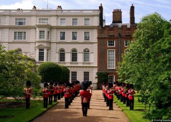 Decenas de empleados del rey Carlos III recibieron avisos de despido mientras se realizaba una ceremonia en honor a Isabel II