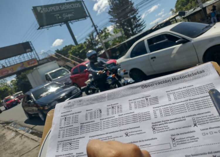 Solo un 30.2% de los motociclistas utiliza el casco de seguridad de forma correcta en El Salvador