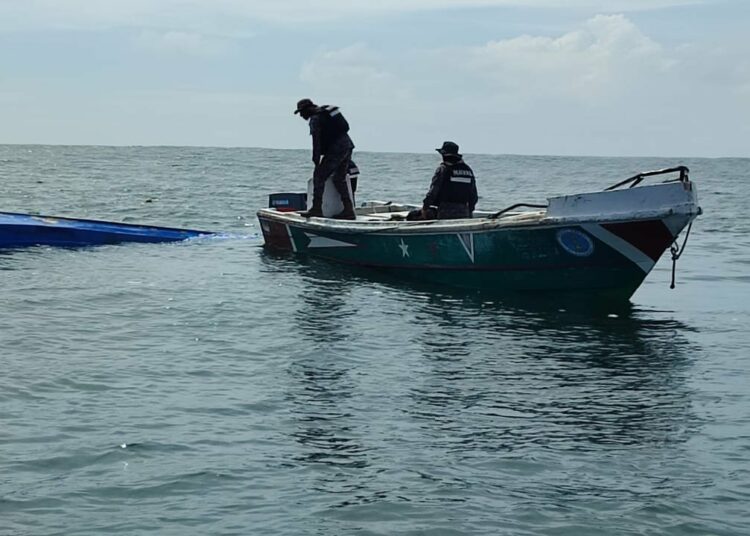Continúan búsqueda de tripulantes de lancha pesquera que volcó en playa Los Cóbanos