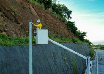 Inician proyecto de arborización e iluminación con tecnología solar en camino a Surf City