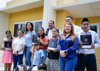 Ministra de Vivienda entrega casas dignas a seis familias beneficiadas con programa Reasentamientos