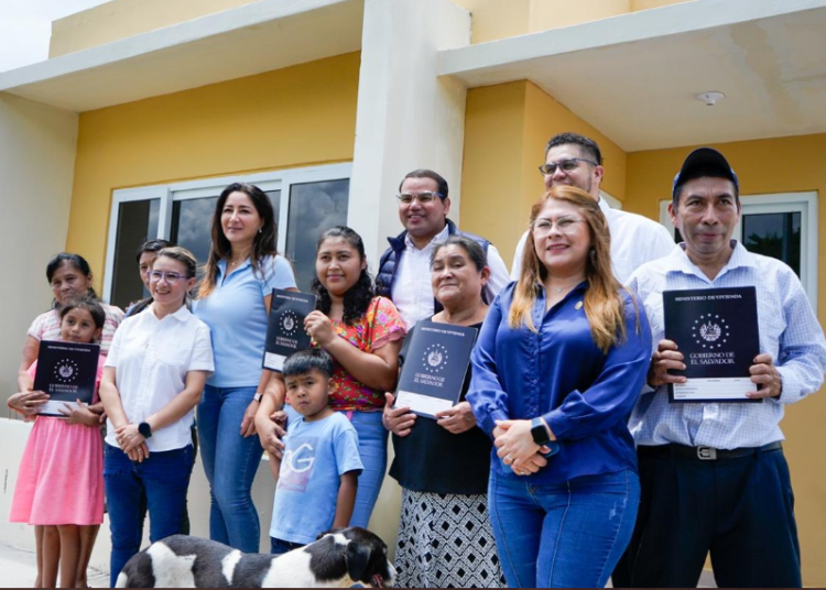 Ministra de Vivienda entrega casas dignas a seis familias beneficiadas con programa Reasentamientos