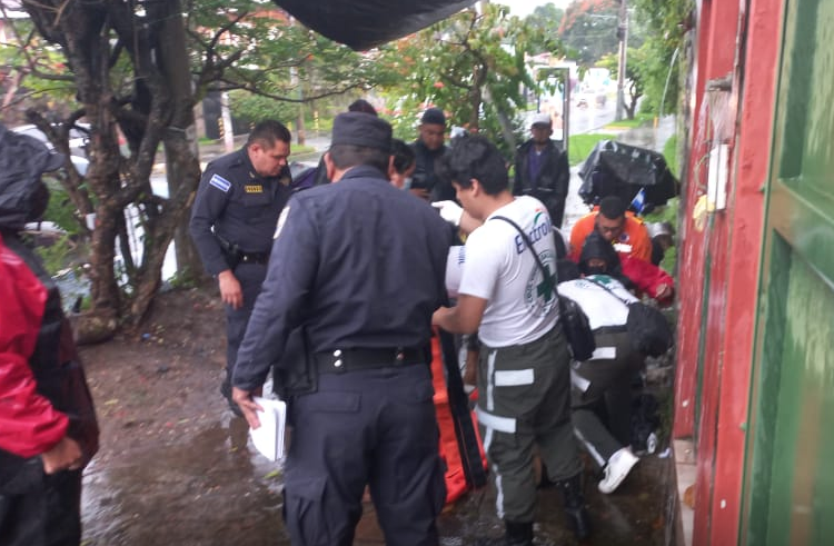 Una persona fallecida y cinco lesionadas al ser impactadas por un rayo en cancha de Nejapa